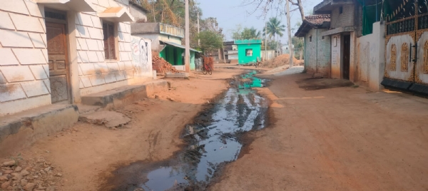 ପତ୍ରାପାଲି(କ) ଗାଁରେ ରାସ୍ତା ଉପରେ ଡ୍ରେନ ପାଣି, ଲୋକେ ଅସନ୍ତୋଷ ====ମୁରିବାହାଲ ବ୍ଲକ ପତ୍ରପାଲି(କ)ରୁ ଅଭିଯୋଗ: ପ୍ରଶାସନିକ ଅବହେଳାକୁ ନେଇ ବଢୁଛି ଜନଅସନ୍ତୋଷ=== ====ଡ୍ରେନେଜ୍ ବ୍ୟବସ୍ଥା ନଥିବାରୁ ରାସ୍ତା ପାଲଟିଛି ନାଳ;ପ୍ରଶାସନର ଦୃଷ୍ଟି ଆକର୍ଷଣ କଲେ ଅସନ୍ତୁଷ୍ଟ ମହିଳା