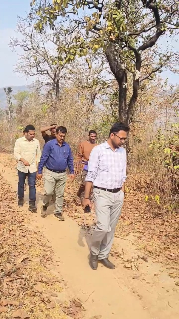 - ଶହୀଦ ମାଟିରେ ବିଡ଼ିଓଙ୍କ ଉନ୍ନୟନ ମୂଳକ କାର୍ଯ୍ୟ ତଦାରୋକ କଲେ ବିଡ଼ିଓ - ଶହୀଦ ମାଟିରେ ବିଡ଼ିଓଙ୍କ ଉନ୍ନୟନ ମୂଳକ କାର୍ଯ୍ୟ ତଦାରୋକ କଲେ ବିଡ଼ିଓ