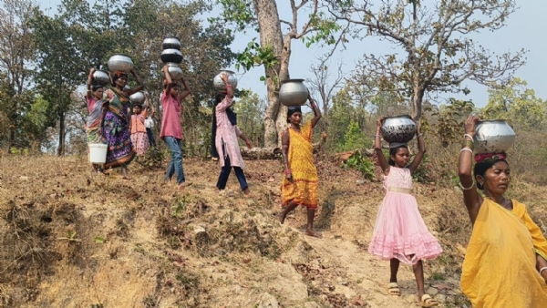 ଆଜି ବି ଶୋଷ ମେଣ୍ଟାଉଛି ଛୁଆଁ ପାଣି, ପାଣି ସମସ୍ୟା କୁ ନେଇ ଗାଁ ଲୋକଙ୍କ ଭୋଟ ବର୍ଜନ ଚେତାବନୀ ଆଜି ବି ଶୋଷ ମେଣ୍ଟାଉଛି ଛୁଆଁ ପାଣି, ପାଣି ସମସ୍ୟା କୁ ନେଇ ଗାଁ ଲୋକଙ୍କ ଭୋଟ ବର୍ଜନ ଚେତାବନୀ