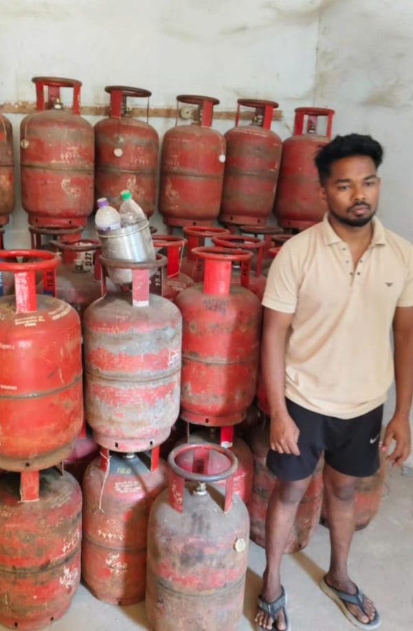 ବୁର୍ଲାରେ ଅବୈଧ ଗ୍ୟାସ ସିଲିଣ୍ଡର ଚାଲାଣ  : ୧୬୧ ସିଲିଣ୍ଡର ଜବତ, ଜଣେ ଗିରଫ