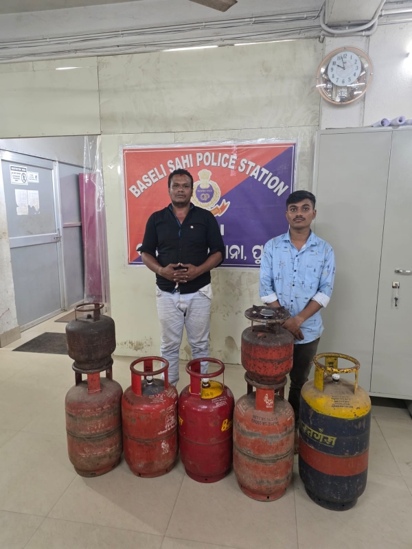 ପୋଲିସ ଜବତକଲା ୫୮ ବେଆଇନ ସିଲିଣ୍ଡର