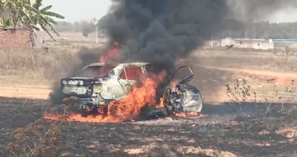 ରାସ୍ତା କଡ଼ରେ ଥିବା କାର୍ ରେ ଲାଗିଲା ନିଆଁ