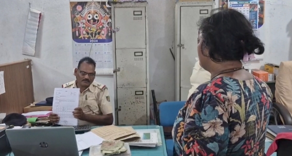 ସ୍ୱାମୀଙ୍କର ପରକୀୟା ପ୍ରୀତିକୁ ନେଇ ମଝି ରାସ୍ତାରେ ସ୍ତ୍ରୀ ଙ୍କ ତାଣ୍ଡବ ସ୍ୱାମୀଙ୍କର ପରକୀୟା ପ୍ରୀତିକୁ ନେଇ ମଝି ରାସ୍ତାରେ ସ୍ତ୍ରୀ ଙ୍କ ତାଣ୍ଡବ