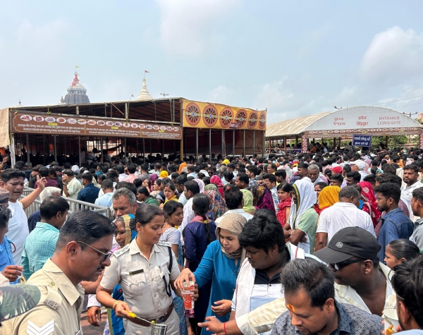 ଭକ୍ତମାନଙ୍କୁ ପାଣି ଓ ଦହି ପାଣି ଦେଲେ ସିଂହଦ୍ୱାର ଥାନା ପୋଲିସ ଭକ୍ତମାନଙ୍କୁ ପାଣି ଓ ଦହି ପାଣି ଦେଲେ ସିଂହଦ୍ୱାର ଥାନା ପୋଲିସ