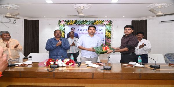 ମାଲକାନଗିରି ଜିଲ୍ଲାପାଳ ସୋମେଶ କୁମାର ଉପାଧ୍ୟାୟଙ୍କୁ ଭବ୍ୟ ବିଦାୟ ସମ୍ବର୍ଦ୍ଧନା