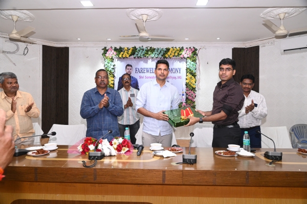 ମାଲକାନଗିରି ଜିଲ୍ଲାପାଳ ସୋମେଶ କୁମାର ଉପାଧ୍ୟାୟଙ୍କୁ ଭବ୍ୟ ବିଦାୟ ସମ୍ବର୍ଦ୍ଧନା