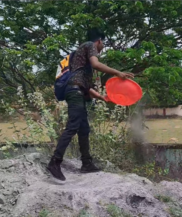 ରାଜରାସ୍ତାରୁ ଟନଟନ୍ ପାଉଁଶ ସ୍ଥାନାନ୍ତର କଲେ କଲେଜ ଛାତ୍ର