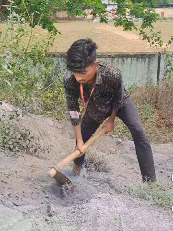 ରାଜରାସ୍ତାରୁ ଟନଟନ୍ ପାଉଁଶ ସ୍ଥାନାନ୍ତର କଲେ କଲେଜ ଛାତ୍ର