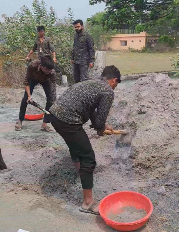 ରାଜରାସ୍ତାରୁ ଟନଟନ୍ ପାଉଁଶ ସ୍ଥାନାନ୍ତର କଲେ କଲେଜ ଛାତ୍ର