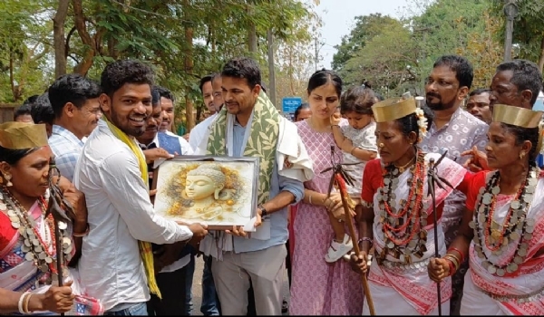 ଜିଲ୍ଲାପାଳଙ୍କ ବିଦାୟ ବେଳେ କାନ୍ଦିଲେ ଆଦିବାସୀ ସମାଜ: ମାଲକାନଗିରିରେ ସୃଷ୍ଟି ହେଲା ଏକ ଅଶ୍ରୁଳ ପରିବେଶ