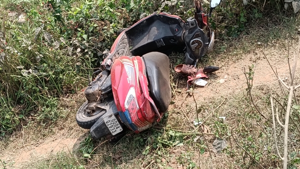 ଭାରସାମ୍ୟ ହରାଇ ନଦୀ ବନ୍ଧ ତଳକୁ ଖସିଲା ସ୍କୁଟି : ଚାଳକ ଆହତ