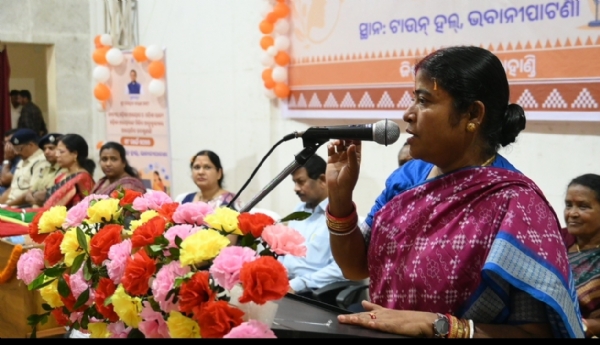 ଭବାନୀପାଟଣା ରେ ମହିଳା ଆୟୋଗ ଦ୍ବାରା ଜନଶୁଣାଣି କାର୍ଯ୍ୟକ୍ରମ ଅନୁଷ୍ଠିତ ।