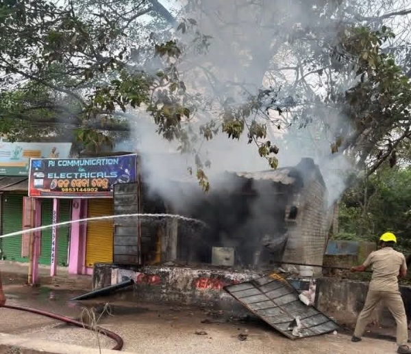 ଦୋକାନରେ ଅଗ୍ନୀକାଣ୍ଡ ଘଟି ଲକ୍ଷାଧିକ ଟଙ୍କାର ସମ୍ପତି ପୋଡି ପାଉଁଶ ଦୋକାନରେ ଅଗ୍ନୀକାଣ୍ଡ ଘଟି ଲକ୍ଷାଧିକ ଟଙ୍କାର ସମ୍ପତି ପୋଡି ପାଉଁଶ