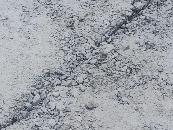 ଅଙ୍ଗ ମୁଖ୍ୟ କେନାଲ କଂକ୍ରିଟ କାମରେ ଫାଟ - ନିମ୍ନମାନର କାମ ଅଭିଯୋଗ |