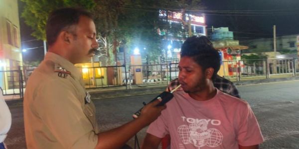 ଏକସନ ମୋଡ ରେ ପୋଲିସ ଟ୍ରାଫିକ କଡ଼ା କଡି