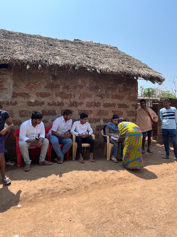 ସାରୁଆଳି ଜଙ୍ଗଲରୁ କଲେଜ ଛାତ୍ରୀଙ୍କ ଶବ ଜବତ ଘଟଣା : ପୀଡ଼ିତାଙ୍କ ପରିବାରକୁ ଭେଟିଲେ ଏବିଭିପି କାର୍ଯ୍ୟକର୍ତ୍ତା