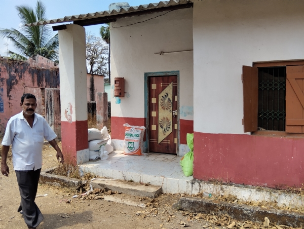 ପଞ୍ଚାୟତ ଭିତରେ ଦଲାଲ କିଣୁଛନ୍ତି ପିଡିଏସ୍ ଚାଉଳ ,ଲଗାମ ଲଗାଇବାରେ ବିଫଳ ପ୍ରଶାସନ ପଞ୍ଚାୟତ ଭିତରେ ଦଲାଲ କିଣୁଛନ୍ତି ପିଡିଏସ୍ ଚାଉଳ ,ଲଗାମ ଲଗାଇବାରେ ବିଫଳ ପ୍ରଶାସନ