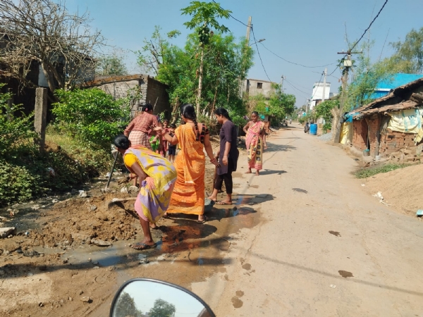 ଶିକାବହେଙ୍ଗା ଗ୍ରାମର ମୁଖ୍ୟ କଂକ୍ରିଟ ରାସ୍ତାର ଶୋଚନୀୟ ଅବସ୍ଥା ମରାମତି ରେ ଗ୍ରାମବାସି