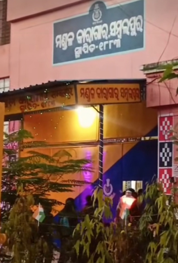 ସମ୍ବଲପୁର ଜିଲ୍ଲାର ୩ଟି ଜେଲ୍ରେ ପୋଲିସର ଅଚାନକ ଚଢ଼ାଉ : ହାତ ଖାଲି