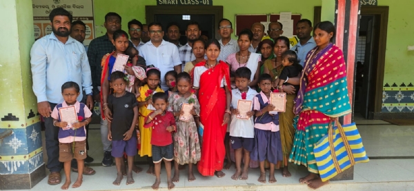 ମାଲକାନଗିରିରେ ଶିକ୍ଷାର ନୂତନ ଅଧ୍ୟାୟ*  *ଜିଲ୍ଲାପାଳ ଓ ବରିଷ୍ଠ ଅଧିକାରୀଙ୍କ ଦ୍ୱାରା ପ୍ରବେଶ ଉତ୍ସବ ଓ ଖଡ଼ିଛୁଆଁ ନିମନ୍ତ୍ରଣ ପତ୍ର ବଣ୍ଟନ