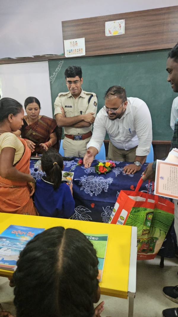 ମାଲକାନଗିରିରେ ଶିକ୍ଷାର ନୂତନ ଅଧ୍ୟାୟ*  *ଜିଲ୍ଲାପାଳ ଓ ବରିଷ୍ଠ ଅଧିକାରୀଙ୍କ ଦ୍ୱାରା ପ୍ରବେଶ ଉତ୍ସବ ଓ ଖଡ଼ିଛୁଆଁ ନିମନ୍ତ୍ରଣ ପତ୍ର ବଣ୍ଟନ