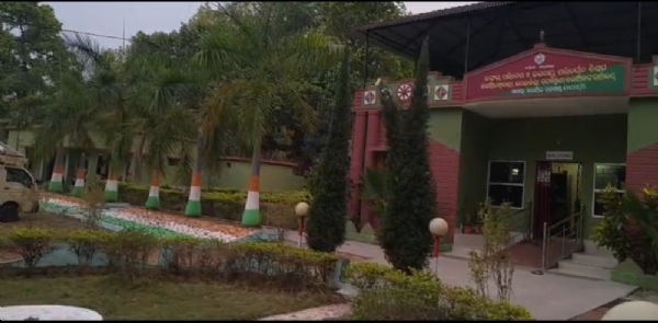 ହେଲେ ଏହାର ସଠିକ ତଦନ୍ତ କରାନଯାଇ ରେଞ୍ଜର ନାଏକ ଙ୍କୁ କିପରି ନୀଳମ୍ଭନ କରାଗଲା ବୋଲି ବୁଦ୍ଧିଜୀବୀ ମହଲ ରେ ପ୍ରଶ୍ନବାଚୀ ସୃଷ୍ଟି କରିଛି  ସମ୍ବଲପୁର ରୁ ଲିପନ ନାଏକ ଙ୍କ ଖବର ପ୍ରୟାସ ଓଡିଶା ନିୟୁଜ