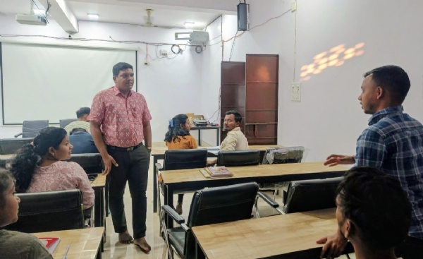 ଫୁଲବାଣୀ ସିଭିଲ ସର୍ଭିସ୍ କୋଚିଂ ସେଣ୍ଟରରେ ପାଠ ପଢ଼ାଇଲେ ଜିଲ୍ଲାପାଳ