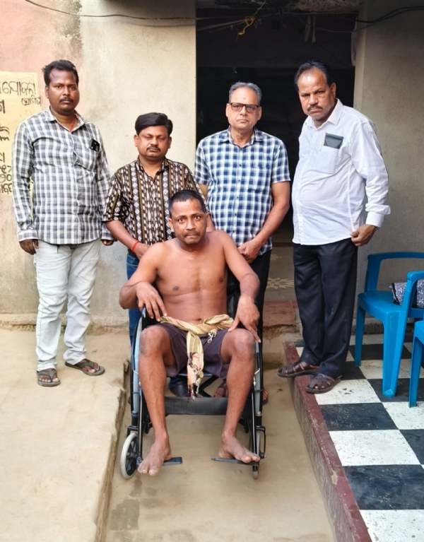 ଗାଗୁନିଙ୍କୁ  ଚଲାପଥପାଇଁହୁଇଲଚେୟାରପ୍ରଦାନକଲେଜଗନ୍ନାଥଟ୍ରଷ୍ଟ