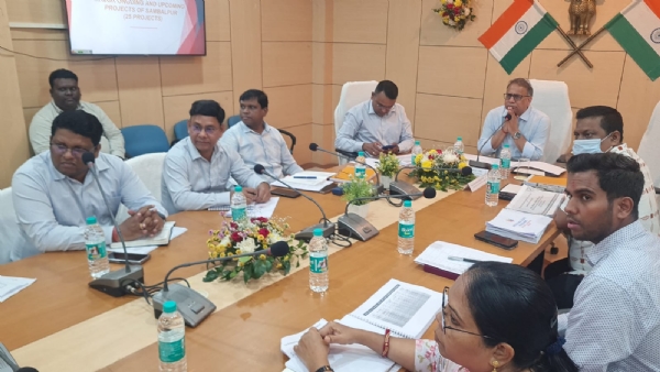 ଜିଲ୍ଲାର ବିଭିନ୍ନ ସରକାରୀ ଯୋଜନାର ସମୀକ୍ଷା କଲେ ଅତିରିକ୍ତ ମୁଖ୍ୟ ଶାସନ ସଚିବ