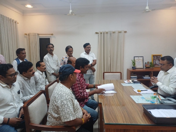 ସମ୍ବଲପୁରରେ ଅତ୍ୟାଧୁନିକ ନାଟ୍ୟପଯୋଗୀ ପ୍ରେକ୍ଷାଳୟ ଦାବିରେ  ଜିଲ୍ଲାପାଳଙ୍କୁ ସ୍ମାରକପତ୍ର