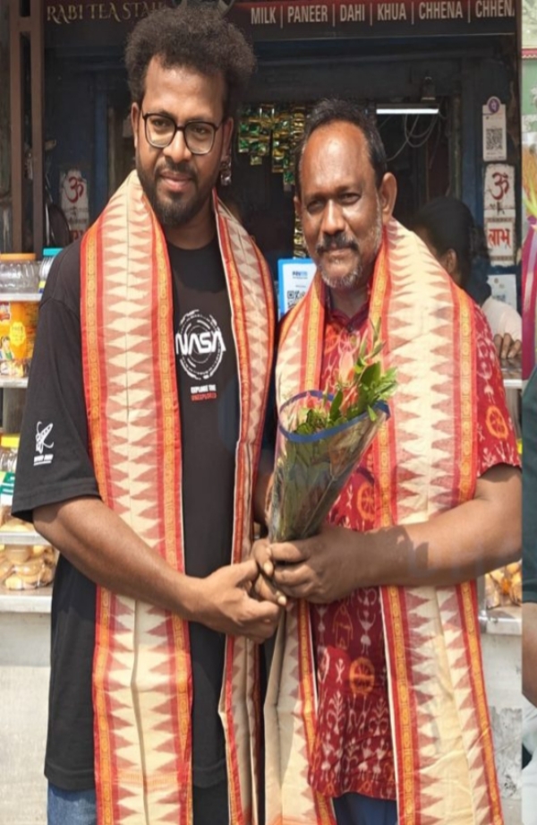 Odisha, 26 ମାର୍ଚ୍ଚ (ହି.ସ.) ଦିଲ୍ଲୀ ଦରବାରରେ ଗୌରବ ବଢ଼ାଇଲେ ବଲାଙ୍ଗୀରର  ଦୁଇ ଯୁବ ଶିଳ୍ପୋଦ୍ୟୋଗୀ: ମିଳିଲା ସମ୍ବର୍ଦ୍ଧନା