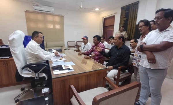 ସମ୍ବଲପୁରରେ ଅତ୍ୟାଧୁନିକ ନାଟ୍ୟପଯୋଗୀ ପ୍ରେକ୍ଷାଳୟ ଦାବିରେ  ଜିଲ୍ଲାପାଳଙ୍କୁ ସ୍ମାରକପତ୍ର