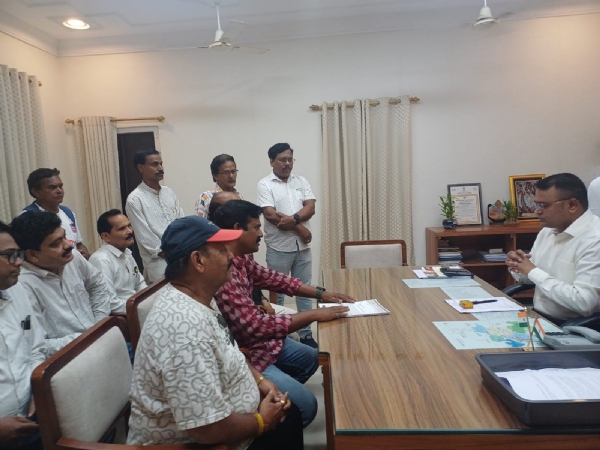 ସମ୍ବଲପୁରରେ ଅତ୍ୟାଧୁନିକ ନାଟ୍ୟପଯୋଗୀ ପ୍ରେକ୍ଷାଳୟ ଦାବିରେ  ଜିଲ୍ଲାପାଳଙ୍କୁ ସ୍ମାରକପତ୍ର