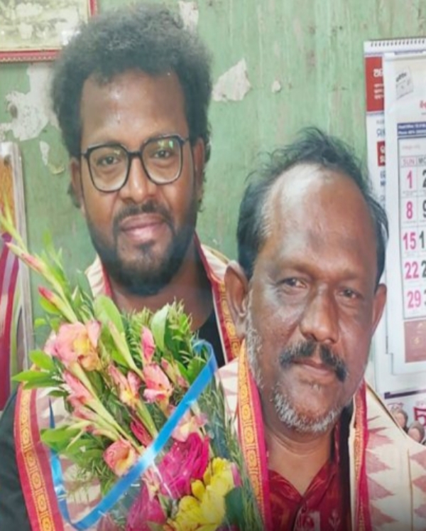 Odisha, 26 ମାର୍ଚ୍ଚ (ହି.ସ.) ଦିଲ୍ଲୀ ଦରବାରରେ ଗୌରବ ବଢ଼ାଇଲେ ବଲାଙ୍ଗୀରର  ଦୁଇ ଯୁବ ଶିଳ୍ପୋଦ୍ୟୋଗୀ: ମିଳିଲା ସମ୍ବର୍ଦ୍ଧନା