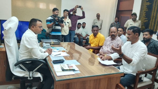 ପଡ଼ିଆବହାଲ ଆରୋଗ୍ୟ ମନ୍ଦିରରେ ଡାକ୍ତର ପଦବୀ ପୂରଣ ଓ ଡି.ପି ପଏଣ୍ଟ ପୁନଃ କାର୍ଯ୍ୟକ୍ଷମ କରିବାକୁ ଜିଲ୍ଲାପାଳଙ୍କୁ ଦାବିପତ୍ର ପଡ଼ିଆବହାଲ ଆରୋଗ୍ୟ ମନ୍ଦିରରେ ଡାକ୍ତର ପଦବୀ ପୂରଣ ଓ ଡି.ପି ପଏଣ୍ଟ ପୁନଃ କାର୍ଯ୍ୟକ୍ଷମ କରିବାକୁ ଜିଲ୍ଲାପାଳଙ୍କୁ ଦାବିପତ୍ର