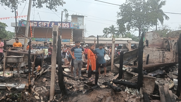 ନିଆଁର ଆଁରେ ବ୍ରହ୍ମବରଦାରେ ଜଳିଗଲା ୭ ଦୋକାନ : ଅଗ୍ନୀବିପନ୍ନଙ୍କୁ ସରକାରୀ ସହାୟତା ଦାବି