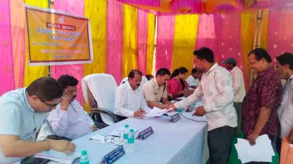 ବିରମହାରାଜପୁର ବ୍ଲକ ସ୍ତରୀୟ ଜିଲ୍ଲାପାଳ ଓ ଆରକ୍ଷୀ ଅଧିକ୍ଷକଙ୍କ ଯୁଗ୍ମ ଅଭିଯୋଗ ଶୁଣାଣି ଶିବିର ବିଭିନ୍ନ ପ୍ରକାରର   ୪୮( ଅଠଚାଳିଶ) ଗୋଟି ଅଭିଯୋଗ ଦରଖାସ୍ତ ଗ୍ରହଣ :