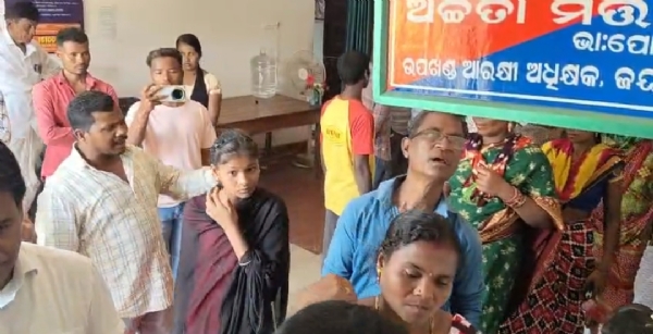 ପାଜର ମାଗିବା ସମୟରେ ମହିଳା ଓ ଯୁବତିଙ୍କୁ ପୋଲିସ ର ମାଡ  କାଯ୍ୟାନୁଷ୍ଠାନ ଗ୍ରହଣ  କରିବାକୁ ଏସଡିପିଓ ଙ୍କ  ଦ୍ୱାରସ୍ଥ ହେଲେ ଗ୍ରାମବାସୀ