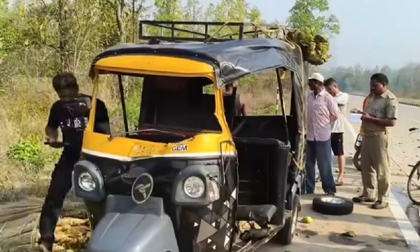 ଅଟୋକୁ ପିଟିଲା ଟ୍ରକ, ଜଣେ ମୃତ ଅଟୋକୁ ପିଟିଲା ଟ୍ରକ, ଜଣେ ମୃତ