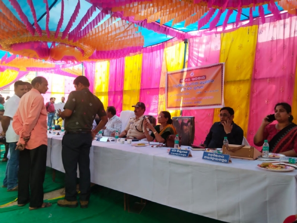 ବିରମହାରାଜପୁର ବ୍ଲକ ସ୍ତରୀୟ ଜିଲ୍ଲାପାଳ ଓ ଆରକ୍ଷୀ ଅଧିକ୍ଷକଙ୍କ ଯୁଗ୍ମ ଅଭିଯୋଗ ଶୁଣାଣି ଶିବିର ବିଭିନ୍ନ ପ୍ରକାରର   ୪୮( ଅଠଚାଳିଶ) ଗୋଟି ଅଭିଯୋଗ ଦରଖାସ୍ତ ଗ୍ରହଣ :