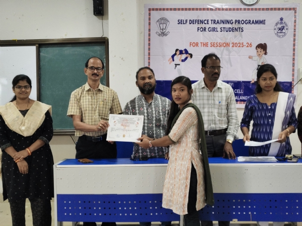 ଆତ୍ମରକ୍ଷା ତାଲିମ୍ ଝିଅମାନଙ୍କ ପାଇଁଏକ କବଚ ସଦୃଶ  ଆତ୍ମସୁରକ୍ଷା ପ୍ରଶିକ୍ଷଣ ଶିବିର ଉଦଯାପିତ