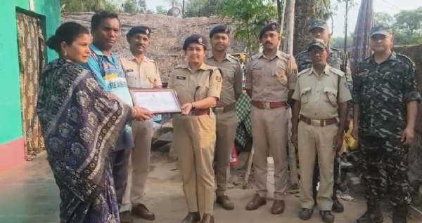  ନକ୍ସଲ ଗୁଳିରେ ଶହୀଦ ପରିବାରକୁ ଭେଟି  ସମ୍ମାନିତ କରିଛି ପୋଲିସ