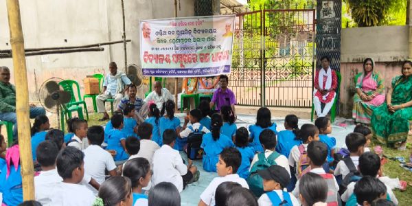 ଶିକ୍ଷକ ଅଭାବ ସହିତ ଭିତ୍ତିଭୂମି ର ଅଭାବ ପାଇଁ ବିଦ୍ୟାଳୟ ତାଲା ପକାଇ ଧାରଣାରେ ବସିଲେ ଛାତ୍ରଛାତ୍ରୀ ଓ ଅଭିଭାବକ