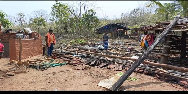 କାଳ ବୌଶାଖୀ ଝଡ ରେ ଉଜୁଡି ଗଲା ଘର ସହ ରୋଜଗାର