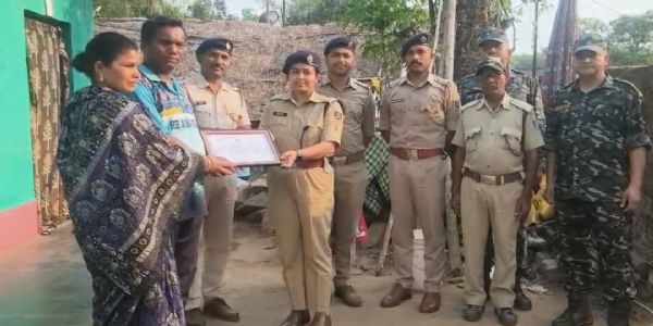 ନକ୍ସଲ ଗୁଳିରେ ଶହୀଦ ପରିବାରକୁ ଭେଟି ସମ୍ମାନିତ କରିଛି ପୋଲିସ