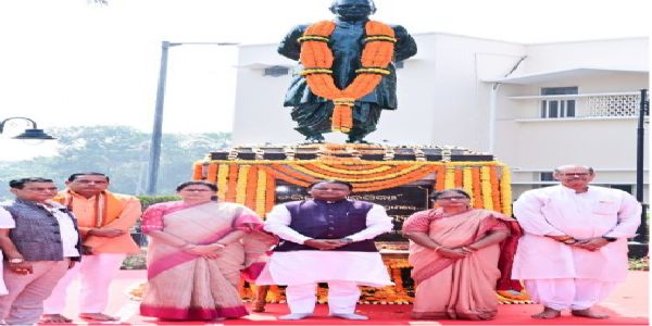 ଓଡ଼ିଶା ବିଧାନସଭା ପରିସରରେ ବିଜୁ ପଟ୍ଟନାୟକଙ୍କ     ପ୍ରତିମୂର୍ତ୍ତିରେ ଶ୍ରଦ୍ଧାସୁମନ ଅର୍ପଣ କଲେ ମୁଖ୍ୟମନ୍ତ୍ରୀ