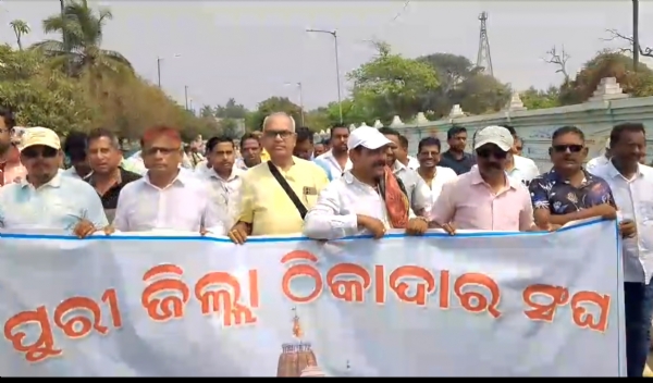ଠିକାଦାର ଙ୍କୁ ଠକିଲେ ସରକାର : ତାତିଲେ ଠିକାଦାର ଜିଲ୍ଲାପାଳ ଙ୍କୁ ଦାବିପତ୍ର :ରଥଯାତ୍ରା ରେ ବଡଦାଣ୍ଡ ରେ କାମ ବନ୍ଦ କରିବୁ