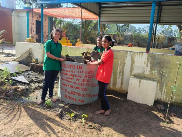 ମନ୍ଦିର ପରିସରରେ ସଫେଂଇ କଲେ ଛାତ୍ର ଛାତ୍ରୀ