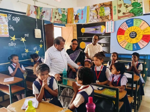 ସୋନପୁର ବ୍ଲକ ଅସୁର ମୁଣ୍ଡା ଆଶ୍ରମ ସ୍କୁଲର ଶିକ୍ଷଦାନ ଓ ହଷ୍ଟେଲ ସୁବିଧା ସମ୍ପର୍କରେ ସ୍ଥିତି ପରଖିଲେ ଜିଲ୍ଳାପାଳ