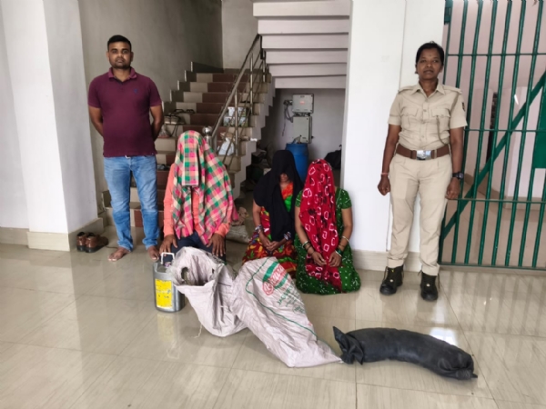 ଦେଶି ମଦ ଚାଲାଣ ବେଳେ ଚଢାଉ, ୩ ଗିରଫ